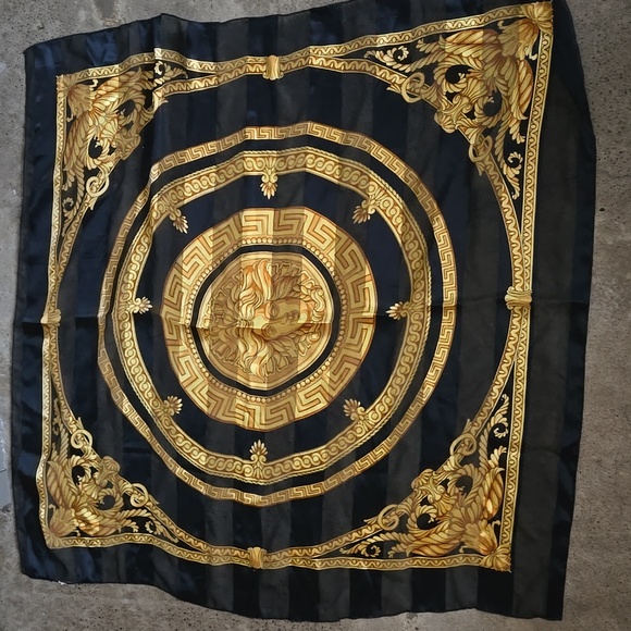 Medusa head scarf - Picture 1 of 3
